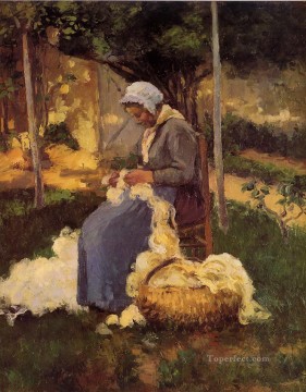 カミーユ・ピサロ Painting - 羊毛をカーディングする農民の女性 1875年 カミーユ・ピサロ